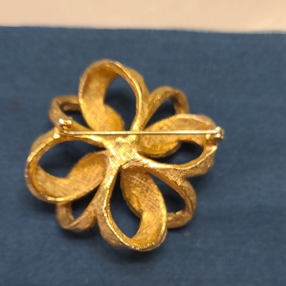 Elegant Gold Flower Brooch with Crystals - Picture 2 of 2